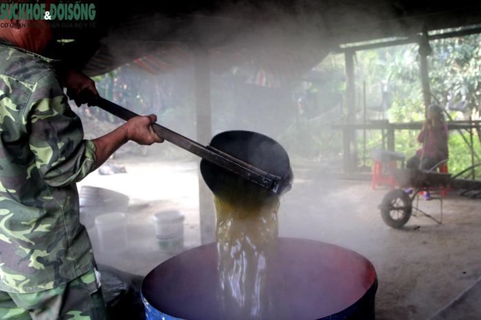 Cách đây vài ba năm, người dân còn phải dùng sức trâu, bò để kéo quay che. Nhưng những năm gần đây, nhiều gia đình đã đầu tư máy ép chạy bằng điện nên việc ép mật cũng đỡ vất vả hơn mà đảm bảo vệ sinh hơn.