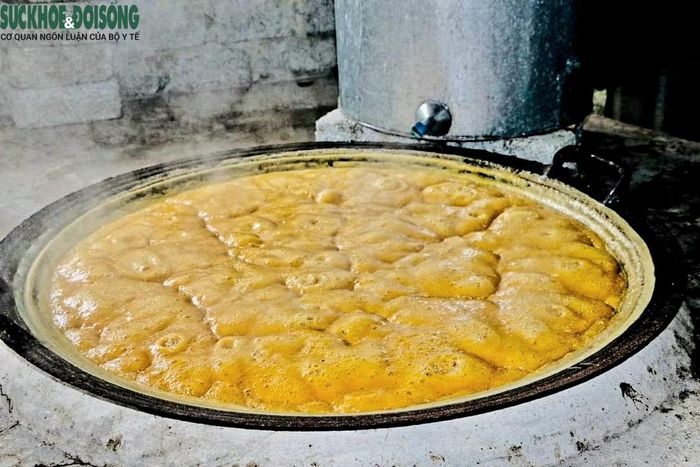 Khi nước mía bắt đầu sền sệt chuyển sang màu nâu vàng thì mới hoàn thành việc nấu mật. Sau khi nấu xong, người dân tiếp tục lọc mật qua lớp vải màn để sạch cặn, khi mật nguội thì sẽ có một lớp bọt đường nổi lên thì hoàn thành.