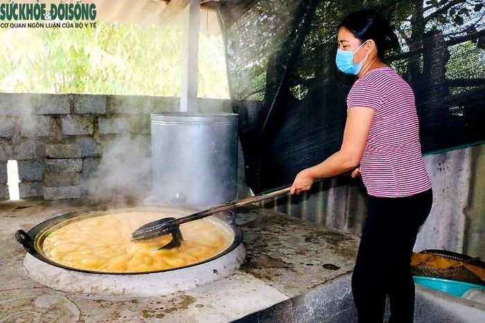 Bà Trần Thị Hoa (ở thôn 2) cho hay, công việc nấu mật mía được người dân nơi đây thực hiện chỉ trong vài tháng cuối năm nhưng mang lại thu nhập tương đối cao, ước tính mỗi hộ gia đình thu lãi 40-50 triệu đồng vụ Tết sau khi đã trừ mọi chi phí.