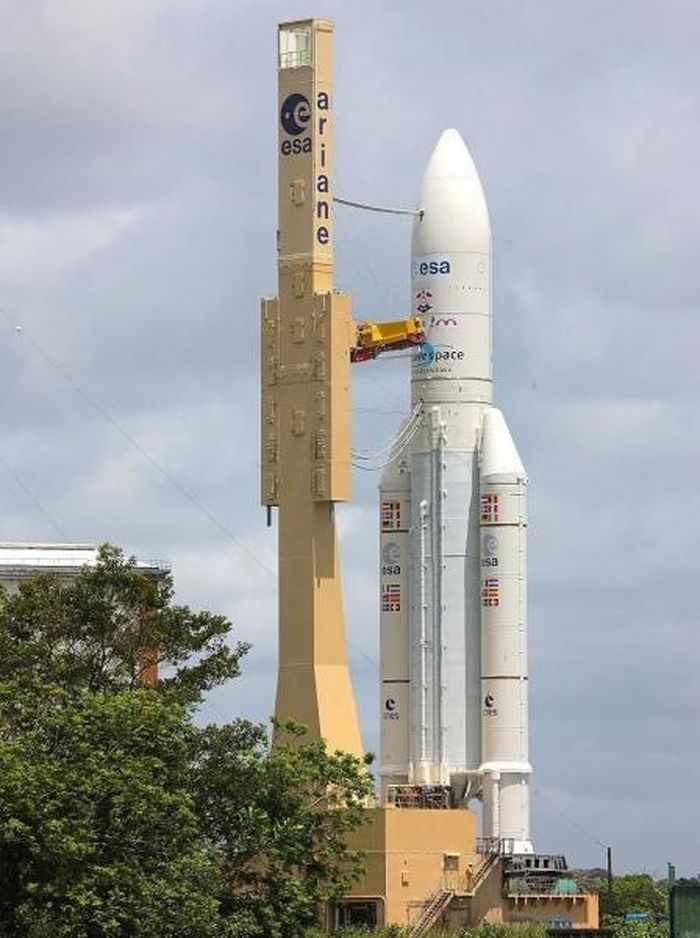 Tên lửa Ariane-5 tại bãi phóng, chuẩn bị mang vật liệu lên Trạm vũ trụ quốc tế.