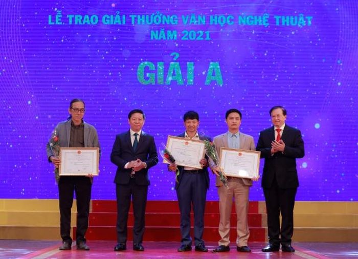 Các tác giả đạt giải A Giải thưởng văn học nghệ thuật 2021. Ảnh: Trung Dũng