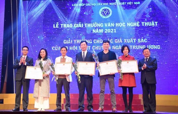 Tác giả Trần Lê Khánh (thứ 3 từ trái sang) cùng các tác giả nhận giải thưởng cho tác phẩm xuất sắc của 9 hội văn học nghệ thuật chuyên ngành trung ương. Ảnh: Trung Dũng