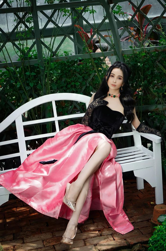 Nhờ lợi thế ngoại hình nóng bỏng, Mina Phạm tự tin theo đuổi phong cách gợi cảm, không kém phần thời thượng với những bộ trang phục hàng hiệu, kết hợp phụ kiện đắt đỏ.
