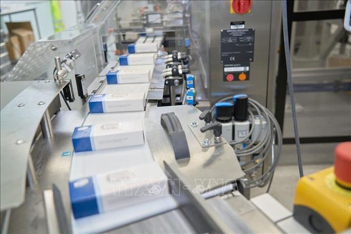 Thuốc Paxlovid điều trị COVID-19 do hãng dược phẩm Pfizer sản xuất tại Freiburg, Đức. Ảnh: AFP/TTXVN