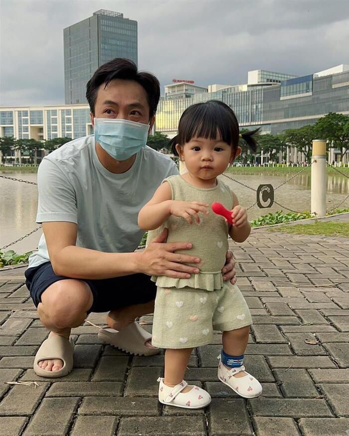 Tuy nhiên, bé không được trang bị khẩu trang khiến dân tình không khỏi lo lắng.