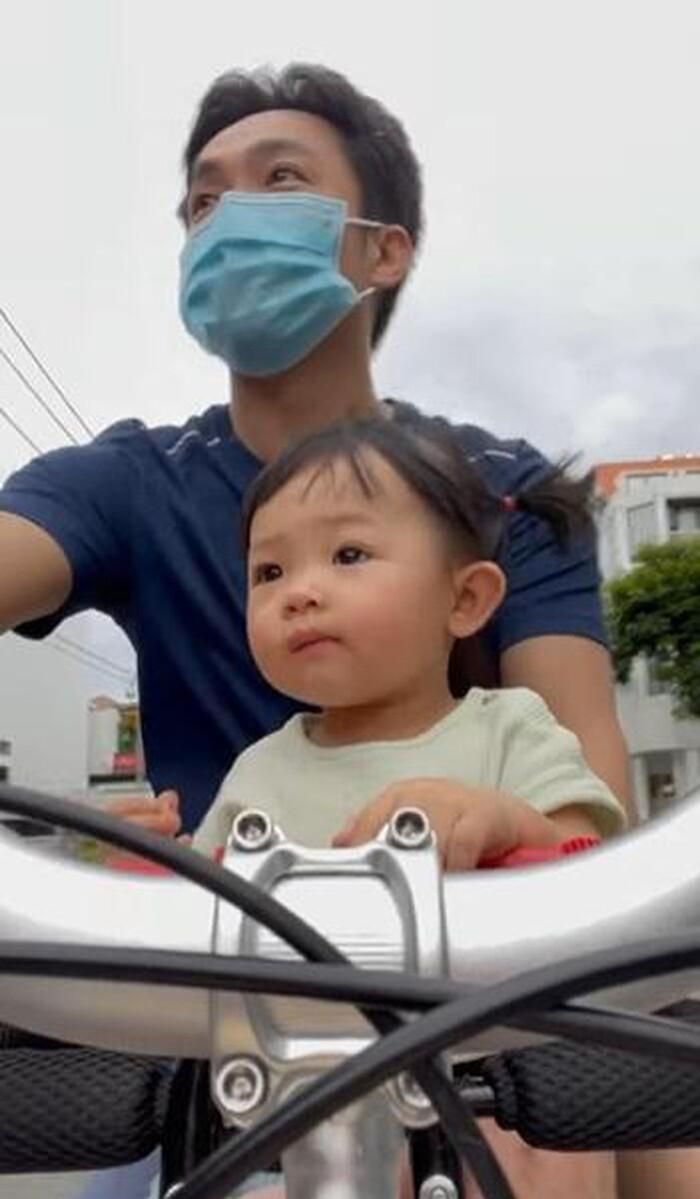 Trước đó, Cường Đô La cũng từng bị nhắc nhở đeo khẩu trang cẩn thận cho Suchin mỗi khi đưa bé ra ngoài đi dạo.