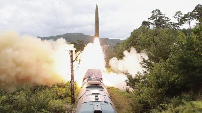 Một quả tên lửa được phóng từ tàu hỏa của Triều Tiên. Ảnh: KCNA/AP