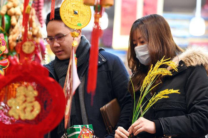  Cận Tết, nhiều người phải cân nhắc chi phí đi lại, mua sắm, chi tiêu. Ảnh minh họa: Khánh Huyền. 