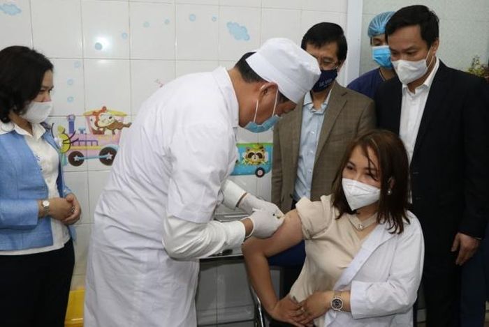 Thứ trưởng Bộ Y Tế Đỗ Xuân Tuyên trực tiếp tiêm vaccine phòng dịch COVID-19 cho một nhân viên y tế của tỉnh Hải Dương. Ảnh: Mạnh Minh - TTXVN