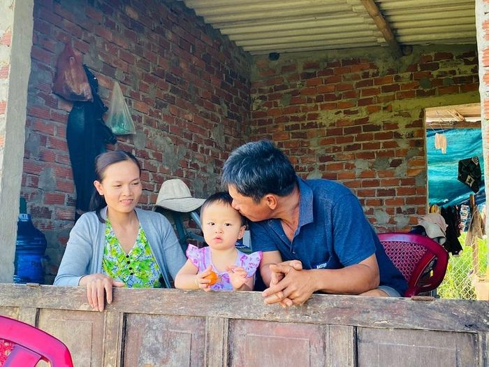Anh Đặng Khanh, con trai bà Chân cũng ra bãi bồi giữa sông nuôi tôm. Vợ chồng anh xây nhà cách nhà của cha mẹ 500 m.