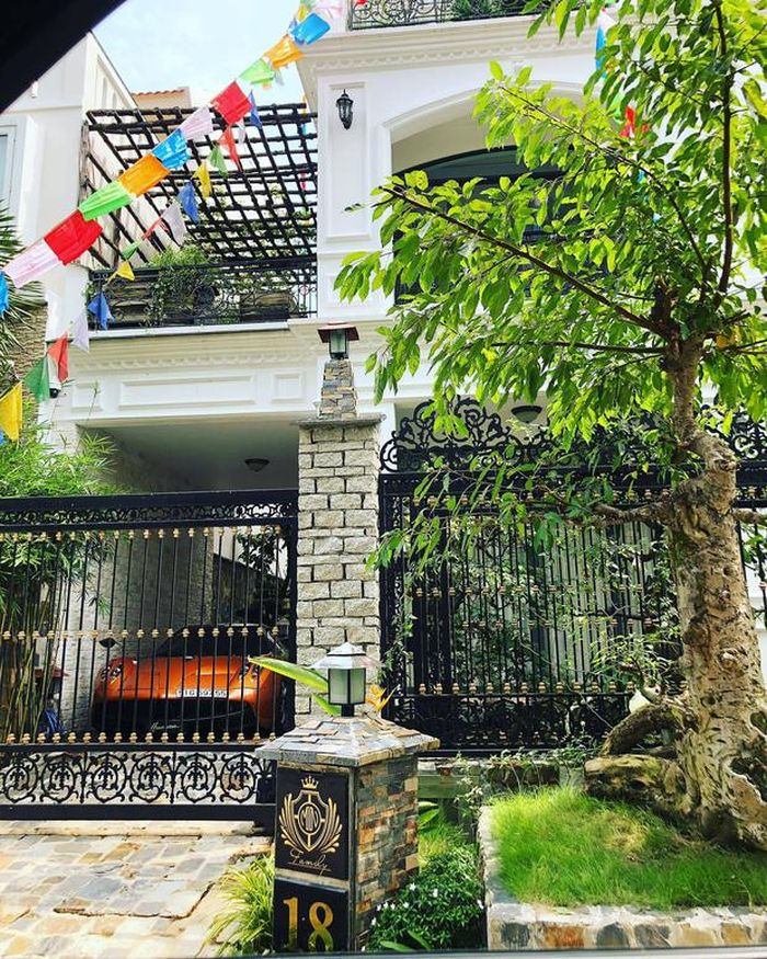 Từ bên ngoài, căn biệt thự đã gây ấn tượng với chiếc cổng sắt vững chãi, nhiều chi tiết được chạm trổ, mạ vàng tinh xảo. Ảnh: FBNV