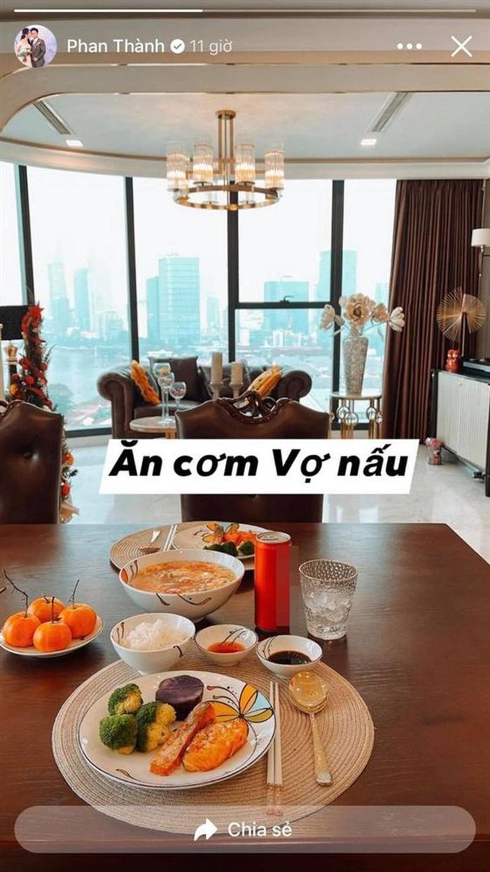 Sau khi kết hôn, Phan Thành sống cùng vợ Primmy Trương sống trong căn hộ sang trọng có view ngắm cảnh thành phố tuyệt đẹp. Ảnh: Instagram