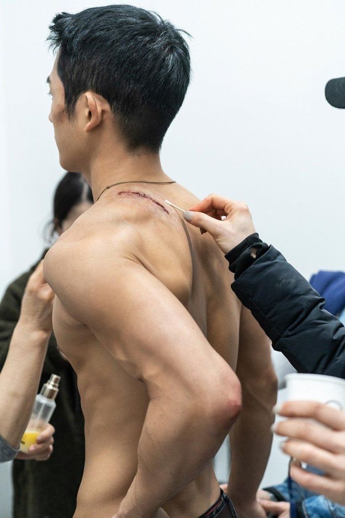 Hình thể vạm vỡ của Jung Hae In.