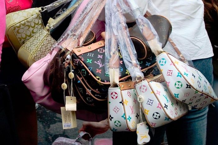  Túi xách của Louis Vuitton phổ biến trên thị trường hàng giả ở Hàn Quốc. Ảnh: Michel Setboum. 