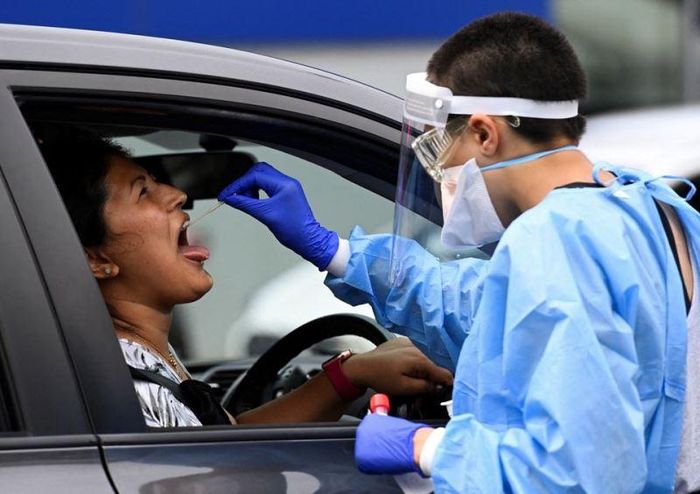 Lấy mẫu xét nghiệm Covid-19 tại Sydney, Australia, ngày 5/1/2022. (Ảnh: REUTERS) 