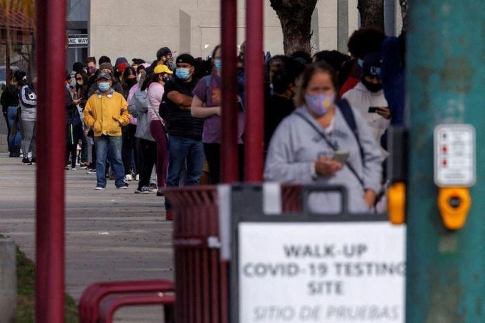 Xếp hàng chờ xét nghiệm Covid-19 ở San Diego, California, Mỹ, ngày 10/1/2022. (Ảnh: REUTERS)