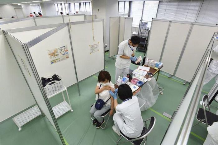 Tiêm vaccine ngừa Covid-19 cho người cao tuổi ở Osaka, Nhật Bản. (Ảnh: Kyodo/REUTERS)