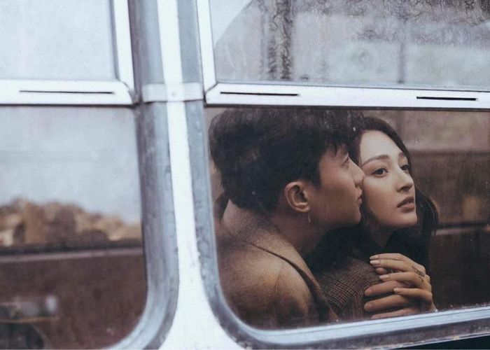 Với tông màu nâu vàng hoài cổ và ấm áp, hình ảnh hạnh phúc của Camy và Đăng Minh hiện lên giản dị song vẫn khiến người ngoài cảm thấy phải ghen tị. 