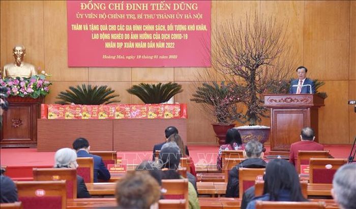 Bí thư Thành ủy Hà Nội Đinh Tiến Dũng chúc Tết các gia đình chính sách, đối tượng khó khăn, lao động nghèo bị ảnh hưởng do đại dịch COVID-19. Ảnh: TTXVN phát