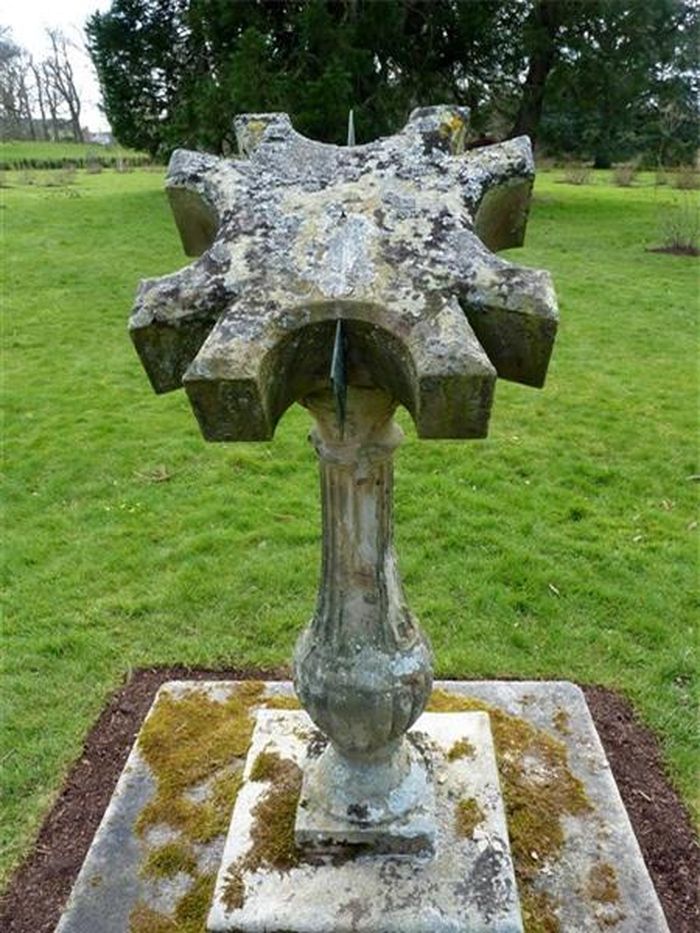 Đồng hồ Mặt trời tại Dumfries House, Scotland.