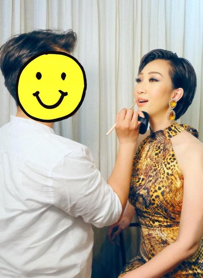 Thần thái và nhan sắc của nữ ca sĩ ghi điểm vì khá tự tin và rạng rỡ. 