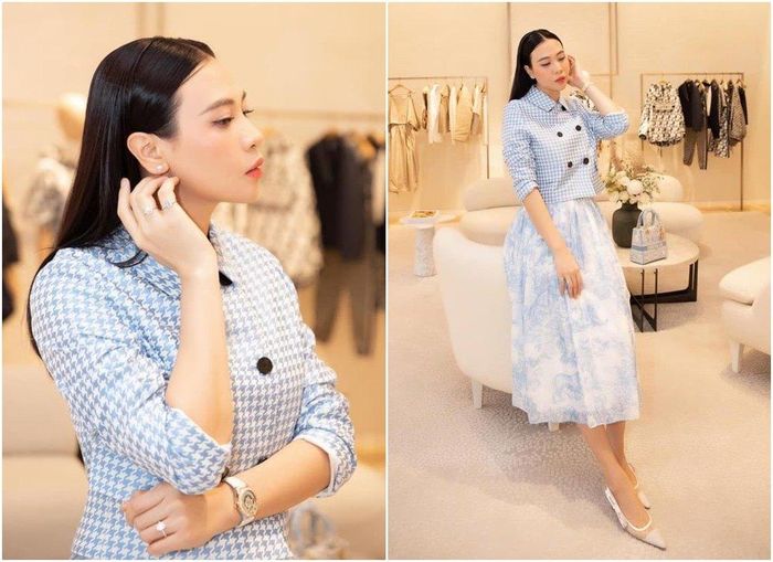 Vừa qua khi xuất hiện tại cửa hàng thời trang cao cấp, ăn diện sang chảnh với cây đồ "đắt xắt ra miếng", người đẹp xứ Lạng cũng chỉ trung thành với mái tóc dài được chải thẳng, rẽ ngôi giữa đơn giản nhất. 