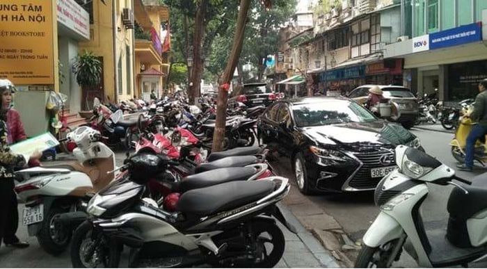 Hàng loạt tuyến đường, vỉa hè ở Hà Nội tái diễn tình trạng lấn chiếm gây mất mỹ quan đô thị. Ảnh tư liệu: PV/Giadinh.net.vn
