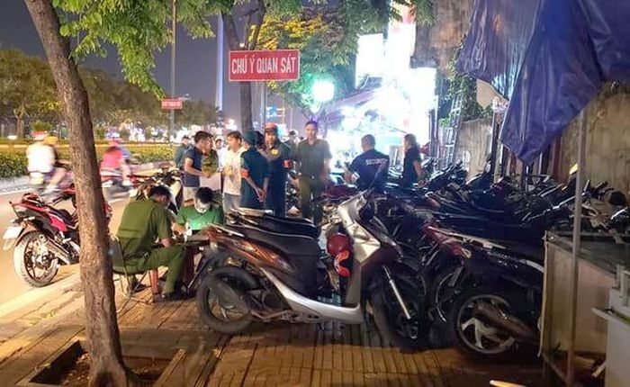 Vỉa hè bị lấn chiếm nhưng việc xử lý chỉ như bắt cóc bỏ dĩa. Trong ảnh: Tổ công tác lập biên bản đối với quán lấn chiếm vỉa hè gây cản trở giao thông ở TP.HCM. Nguồn ảnh tư liệu báo Dân Trí
