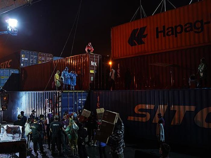 Hậu trường một góc bối cảnh Bến Cảng trong phim