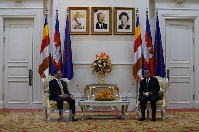 Thủ tướng Hoàng gia Campuchia Samdech Techo Hun Sen tiếp Bộ trưởng Ngoại giao Bùi Thanh Sơn tại cung Hòa Bình.