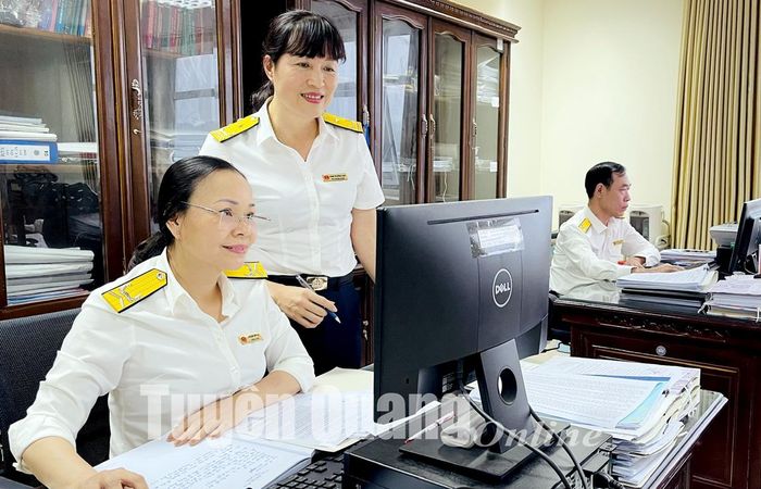 Cán bộ Phòng Quản lý nợ và Cưỡng chế nợ thuế - Cục Thuế tỉnh rà soát các đơn vị còn nợ thuế để đôn đốc và thu nợ.