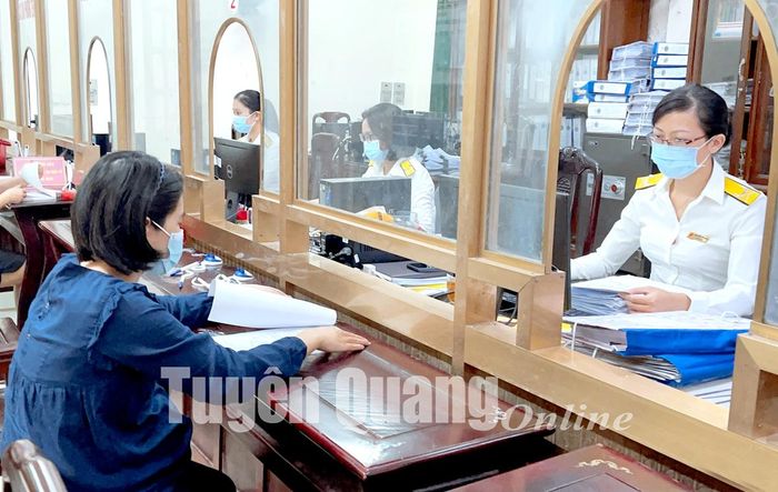 Bộ phận “Một cửa” tại Chi cục Thuế khu vực thành phố Tuyên Quang - Yên Sơn tích cực hỗ trợ người nộp thuế.