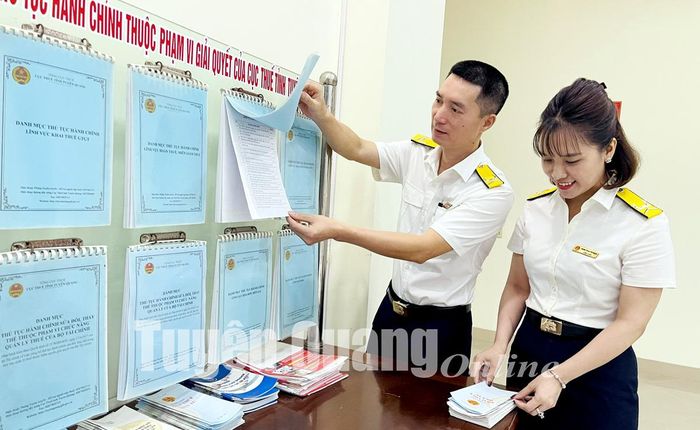 Cục Thuế tỉnh công khai các bộ thủ tục hành chính thuế tại cửa ra vào.