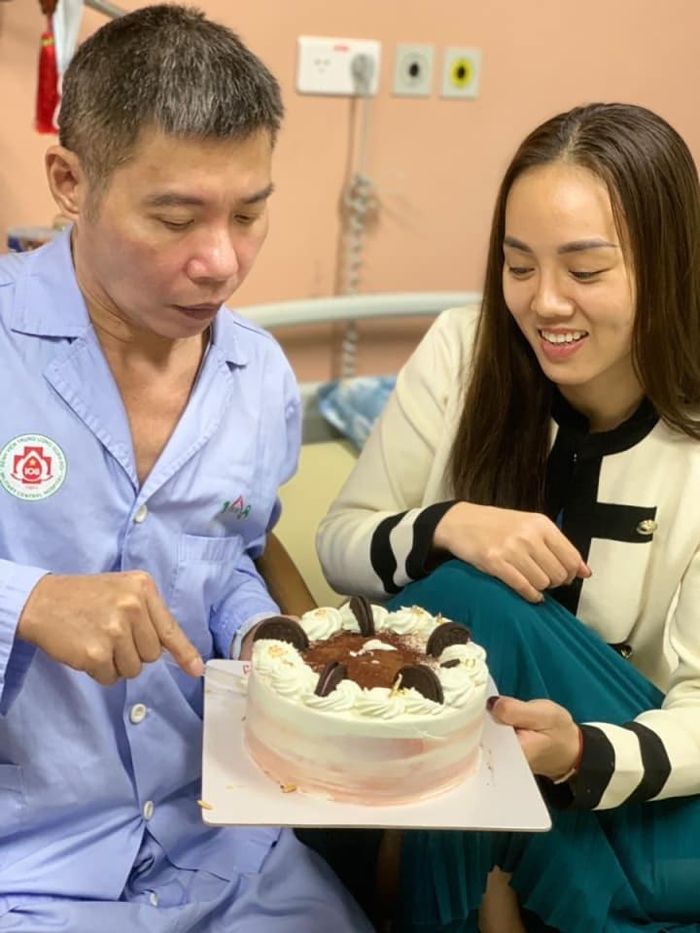 Vợ trẻ tổ chức sinh nhật cho NSND Công Lý trong bệnh viện. Cô luôn sát cánh cùng chồng từ những ngày đầu điều trị sức khỏe.