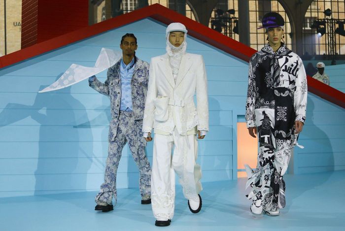  Trước sự ra đi của Virgil Abloh, nhiều người đặt câu hỏi về tương lai của Louis Vuitton. Liệu thương hiệu Pháp sẽ giữ nguyên phong cách của giám đốc sáng tạo người Mỹ gốc Phi hay theo đuổi một con đường mới. Ảnh: Reuters. 
