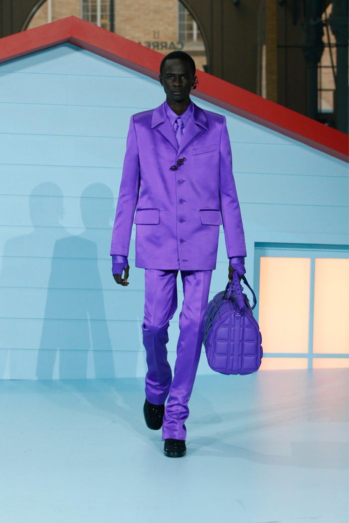 Phong cách đậm chất đường phố của Virgil Abloh đã làm mờ đi dấu ấn xa hoa của người tiền nhiệm Kim Jones. Trong thời gian mắc bệnh, Virgil Abloh vẫn cống hiến hết mình cho ngành thời trang. Tư duy hiện đại của anh được cả thế giới công nhận. Ảnh: Vogue.