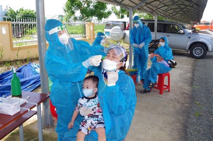 Lấy mẫu xét nghiệm Covid-19 cho người dân. Ảnh: TTXVN