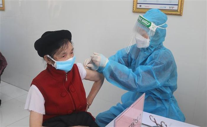 Người dân tiêm mũi 3 vaccine phòng COVID-19. Ảnh: Chu Hiệu - TTXVN