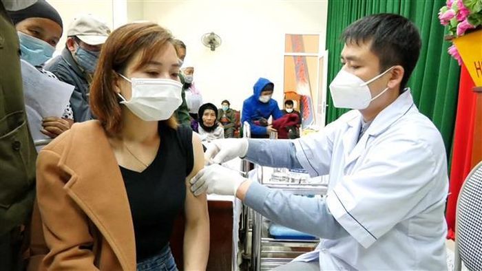 Nhân viên y tế tiêm vaccine phòng dịch COVID-19 cho người dân huyện miền núi Lang Chánh, Thanh Hóa. Ảnh: Nguyễn Nam-TTXVN