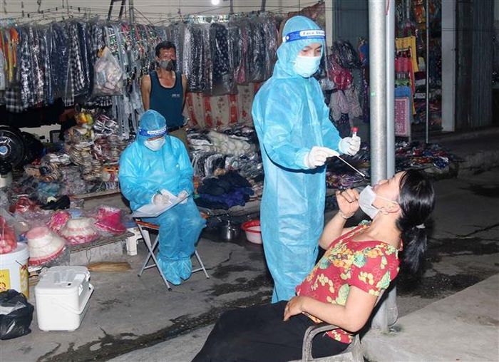 Lực lượng y tế lấy mẫu xét nghiệm cho người dân thôn Lê Lợi, xã Phù Vân, thành phố Phủ Lý. Ảnh: Nguyễn Chinh - TTXVN