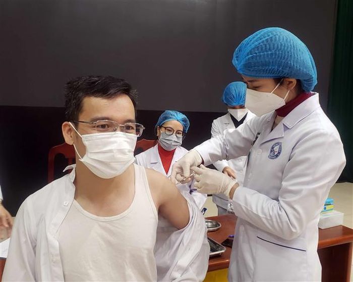 Tiêm vaccine phòng COVID -19 mũi 3 cho người dân tại Bệnh viện Đa khoa tỉnh Vĩnh Phúc. Ảnh: Hoàng Hùng - TTXVN