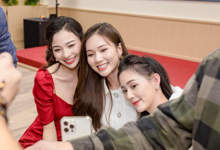 Ngọc Anh cùng các nữ diễn viên trong 'Phố trong làng'. 