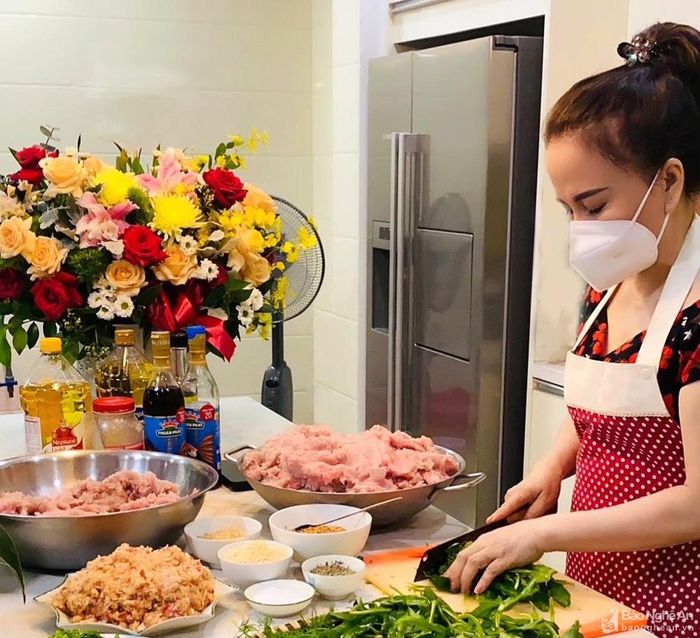 Nhiều chủ kinh doanh chuẩn bị sẵn nguyên liệu phục vụ khách đặt mâm cúng ông Táo. Ảnh: Thanh Phúc