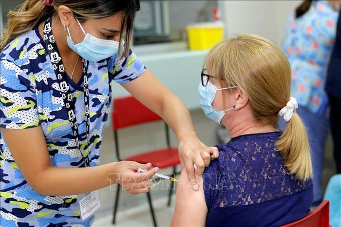 Nhân viên y tế tiêm mũi vaccine ngừa COVID-19 thứ 4 cho người dân tại Santiago, Chile, ngày 10/1/2022. Ảnh: AFP/TTXVN