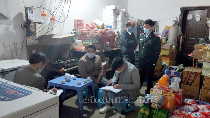 Đoàn kiểm tra liên ngành của Ban Chỉ đạo vệ sinh An toàn thực phẩm tỉnh kiểm tra các cửa hàng kinh doanh thực phẩm tại xã Mồ Sì San, huyện Phong Thổ.
