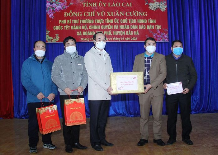 Tặng quà xã Hoàng Thu Phố.