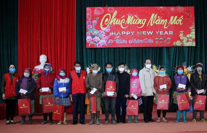 Tặng quà hộ cận nghèo xã Lùng Cải.