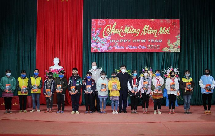 Tặng máy tính bảng cho học sinh xã Lùng Cải.