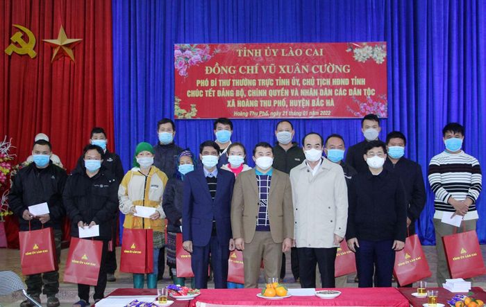 Tặng quà hộ cận nghèo xã Hoàng Thu Phố.