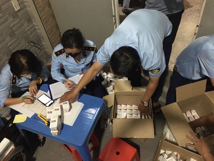 Lực lượng chức năng thu giữ thuốc điều trị Covid-19 không rõ nguồn gốc. Ảnh: QLTT.